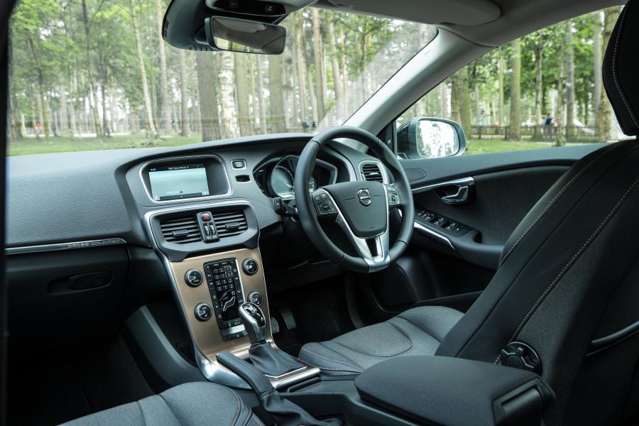Интерьер Volvo V40 D4 Cross Country 2016 года  (UK) (фото 29 из 30)